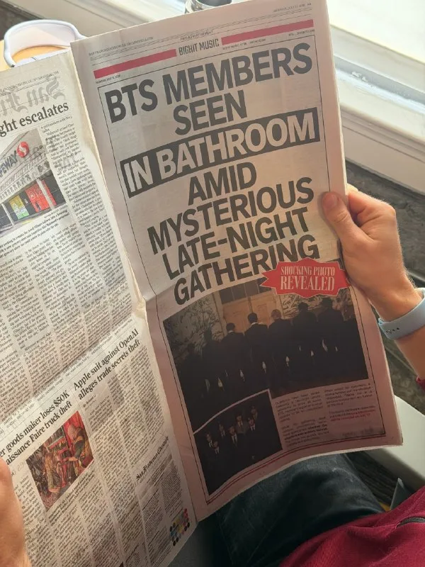 Anuncio publicitario de BTS para el video musical NORMAL en el New York Post y San Francisco Chronicle