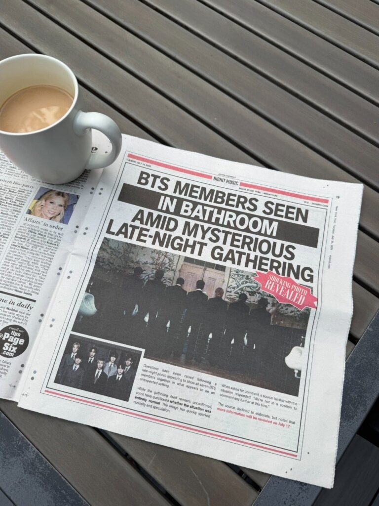 Anuncio publicitario de BTS para el video musical NORMAL en el New York Post y San Francisco Chronicle